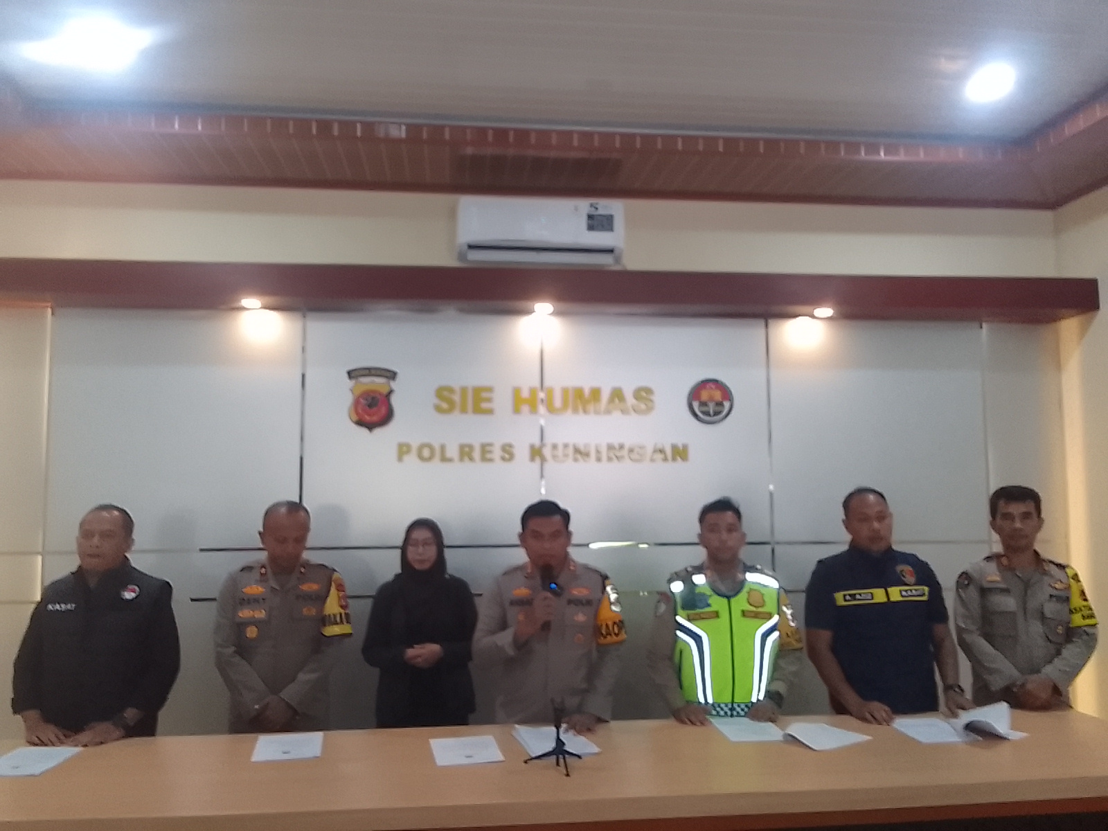 Kapolres Kuningan AKBP Muhammad Ali Akbar, memberikan keterangan kepada awak media