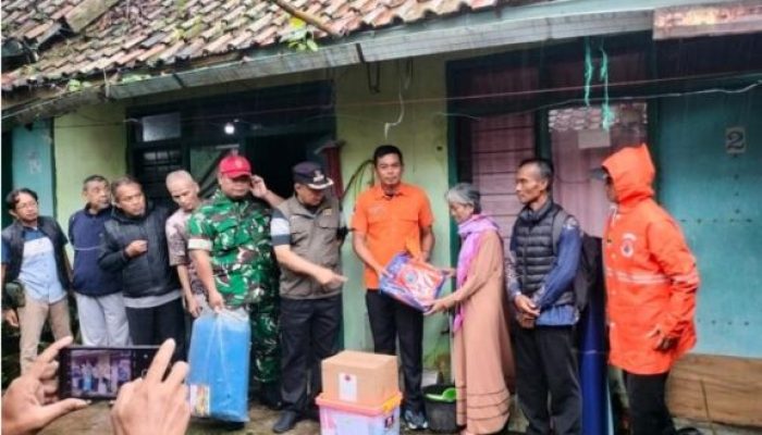 Rumah Ambruk, Seorang Warga Purwawinangun Mengungsi