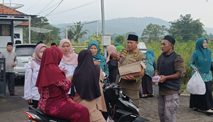 Pemerintah Kecamatan Maleber, Tebar 10 Ribu Tajil Bersama Masyarakat