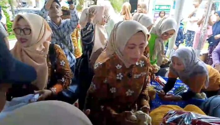 GPM Diserbu Warga, Bunda Ela Layani Pembeli