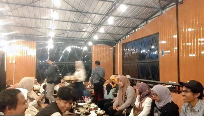 Elit Indung Kuring : “Saya Senang Melihat Anak LPPL Kuningan FM Bahagia