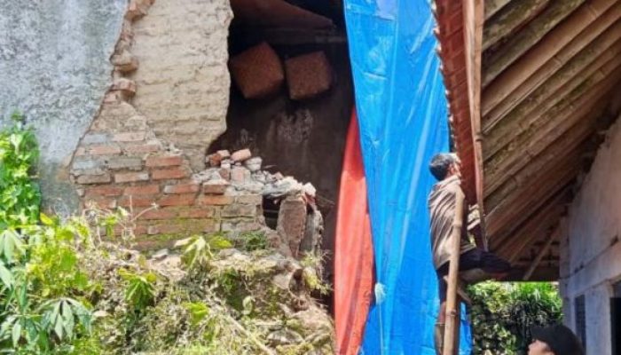 Rumah Warga Terancam Longsor, di Desa Kertawirama