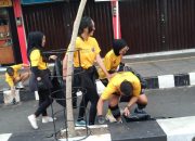 Aksi “Nyomotan Sampah”di Jalan Siliwangi Kuningan