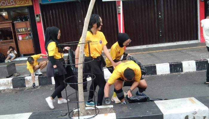Aksi “Nyomotan Sampah”di Jalan Siliwangi Kuningan