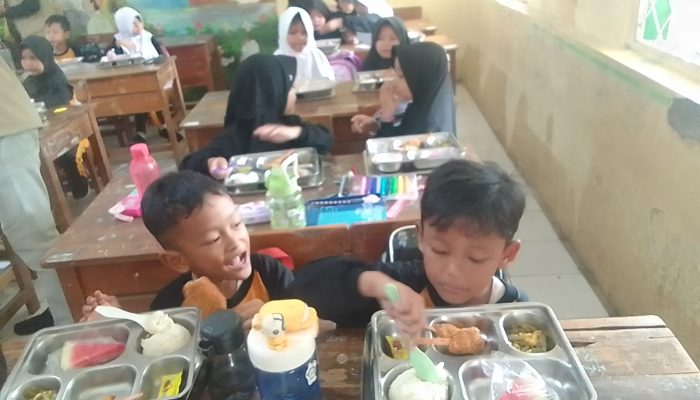 Anak Sekolah di Desa Patala Dambakan Makan Bergizi Gratis