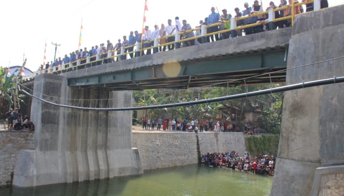 Warga Kecamatan Ciniru Sambut Gembira, Penggunaan Jembatan Yang Diresmikan Bupati Dian