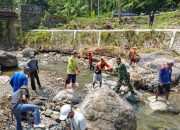 Warga Desa Pasiragung Gotong Royong Bangun Bronjong