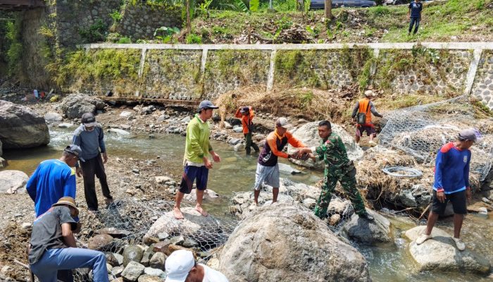 Warga Desa Pasiragung Gotong Royong Bangun Bronjong