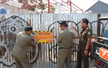 Satuan Polisi Pamong Praja (Satpol PP) Kabupaten Kuningan, menyegel bangunan tempat usaha di sekitar Bundaran Cijoho, Kelurahan Cijoho, Kecamatan Kuningan, Selasa (21/7/2026).