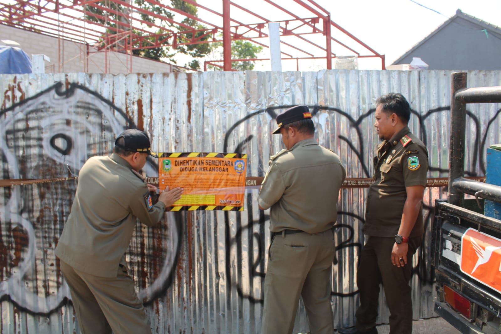 Satuan Polisi Pamong Praja (Satpol PP) Kabupaten Kuningan, menyegel bangunan tempat usaha di sekitar Bundaran Cijoho, Kelurahan Cijoho, Kecamatan Kuningan, Selasa (21/7/2026).