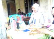 Mahasiswa KKN-PPM UGM Kenalkan NutriKopi kepada Peternak Desa Pamulihan Subang