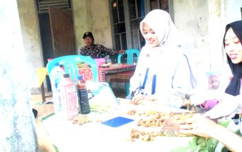 Mahasiswa KKN-PPM UGM Kenalkan NutriKopi kepada Peternak Desa Pamulihan Subang
