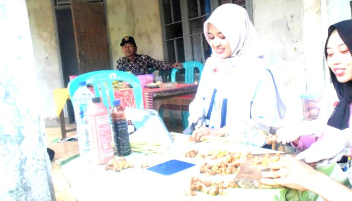 Mahasiswa KKN-PPM UGM Kenalkan NutriKopi kepada Peternak Desa Pamulihan Subang