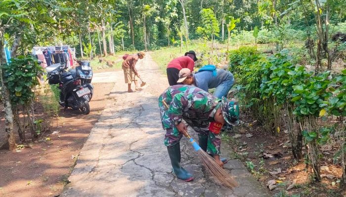 Sambut HUT Ke-81 RI,  Babinsa Desa Cileuya  “Beberesih” Bersama Warga