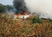 Kebakaran TPSA Ciniru Sulit Dipadamkan, Bara Api Terus Muncul dari Bawah Timbunan Sampah