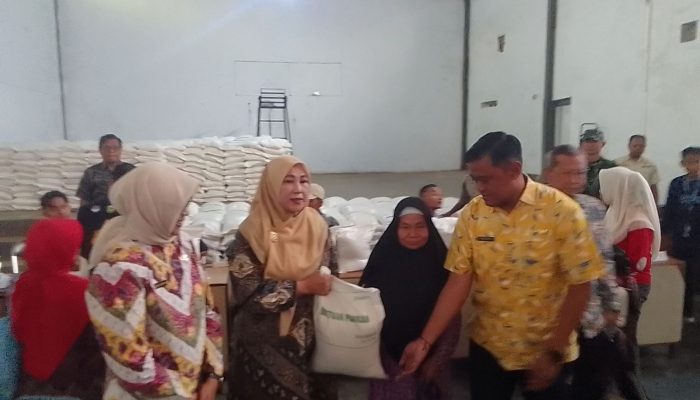 Beras Bantuan Pemerintah RI Diserahkan Wakil Bupati Tuti