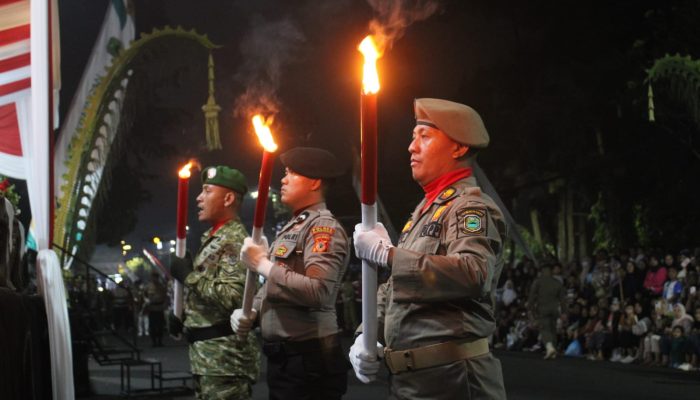 Ribuan Warga Saksikan Pawai Taptu Sambut HUT ke-81 RI di Kuningan