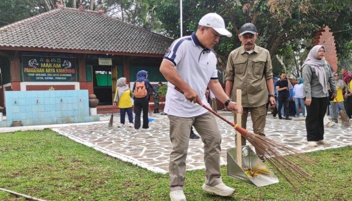 Gerakan Bersama Rawat Makam Dimulai, Pedagang Ramai