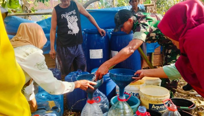Kodim 0615 Kuningan Salurkan 4.500 Liter Air Bersih untuk Warga Cihanjaro