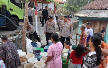 Polres Kuningan mendistribusikan bantuan berupa air bersih secara gratis untuk warga di Desa Gunungsari, Kecamatan Cimahi, dan Desa Cibingbin, Kecamatan Cibingbin, pada Jumat (18/9/2026). DOK. POLRES KUNINGAN