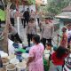 Polres Kuningan mendistribusikan bantuan berupa air bersih secara gratis untuk warga di Desa Gunungsari, Kecamatan Cimahi, dan Desa Cibingbin, Kecamatan Cibingbin, pada Jumat (18/9/2026). DOK. POLRES KUNINGAN