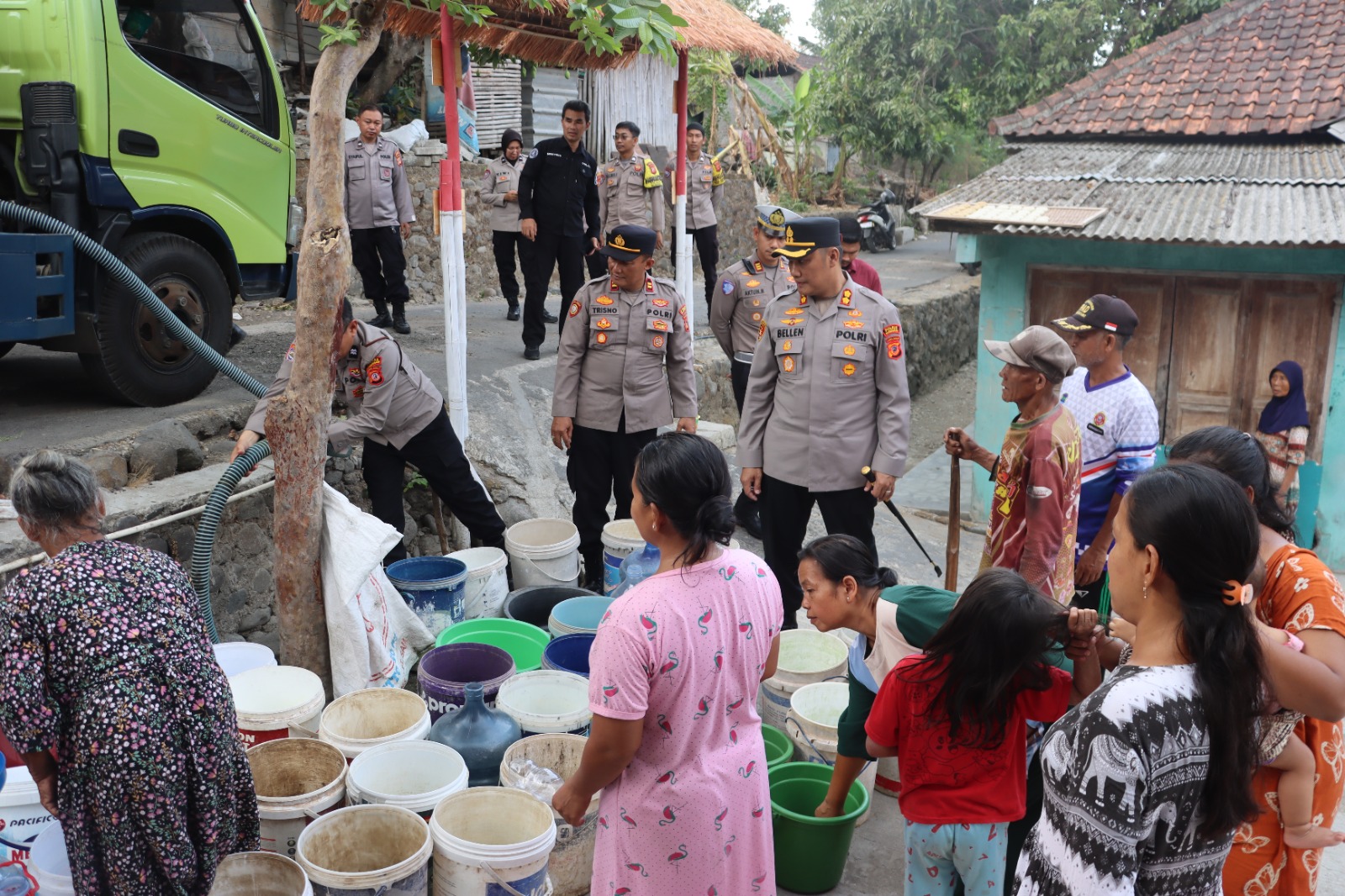 Polres Kuningan mendistribusikan bantuan berupa air bersih secara gratis untuk warga di Desa Gunungsari, Kecamatan Cimahi, dan Desa Cibingbin, Kecamatan Cibingbin, pada Jumat (18/9/2026). DOK. POLRES KUNINGAN
