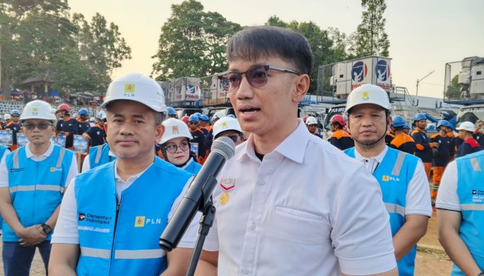 222 Personel PLN Catat Rekor MURI Lewat Pekerjaan Jaringan Bertegangan