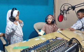 Latih Keberanian Bicara Sejak Dini, Murid TKIT Insan Kamil Luragung Belajar Penyiaran di LPPL Kuningan FM