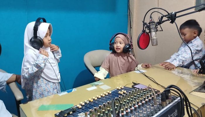 Latih Keberanian Bicara Sejak Dini, Murid TKIT Insan Kamil Luragung Belajar Penyiaran di LPPL Kuningan FM