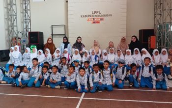 Tingkatkan Kepercayaan Diri Siswa, TKIT Insan Kamil Luragung Berkunjung ke LPPL Kuningan FM