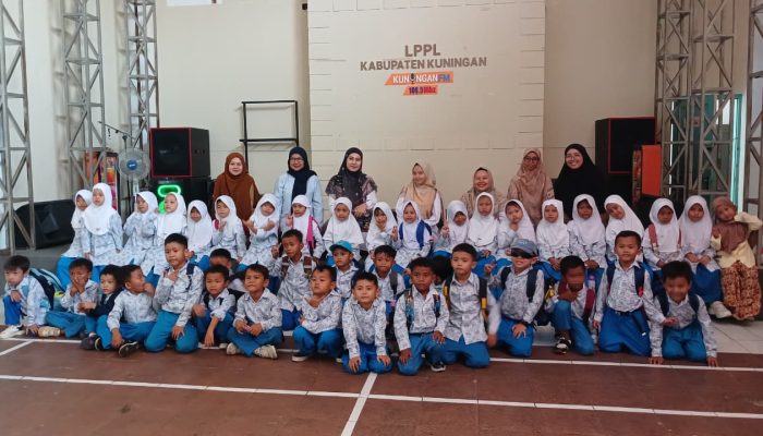 Tingkatkan Kepercayaan Diri Siswa, TKIT Insan Kamil Luragung Berkunjung ke LPPL Kuningan FM