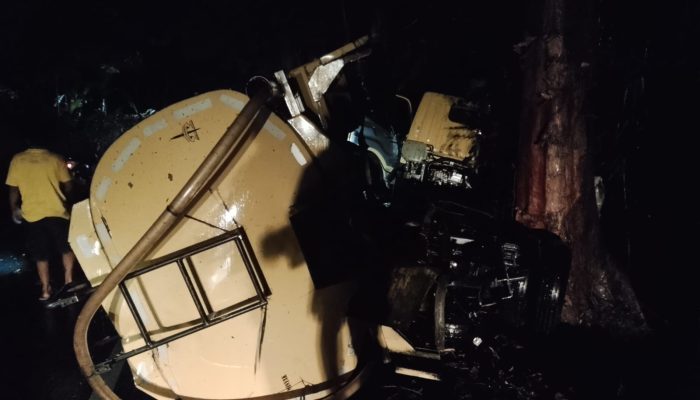 Mobil Tangki Minyak Goreng Terguling di Jalan Pasir Petir Cimenga, Korban Selamat