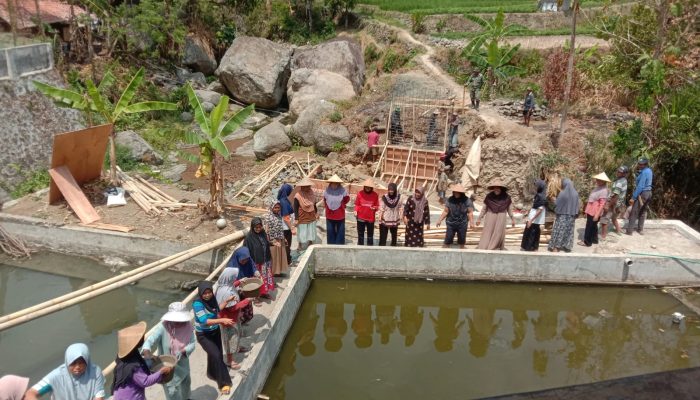 Gotong Royong Bangun Jembatan Garuda di Cimenga, Ibu-Ibu Turut Angkut Semen